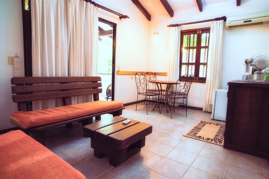Sala de estar y kitchenette de la Cabaña Deluxe Familiar