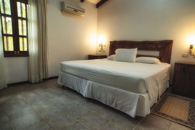 Primera habitación con cama king de la Cabaña Deluxe Familiar