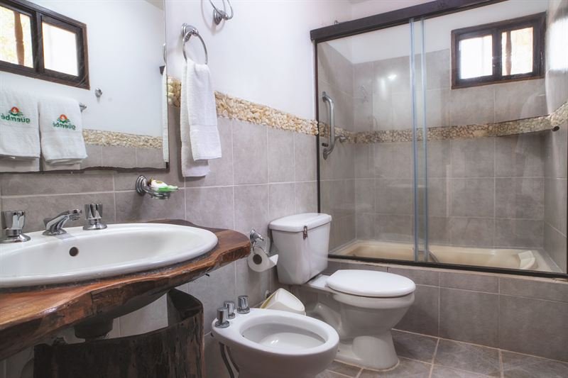 Baño completo de la Cabaña Deluxe Familiar