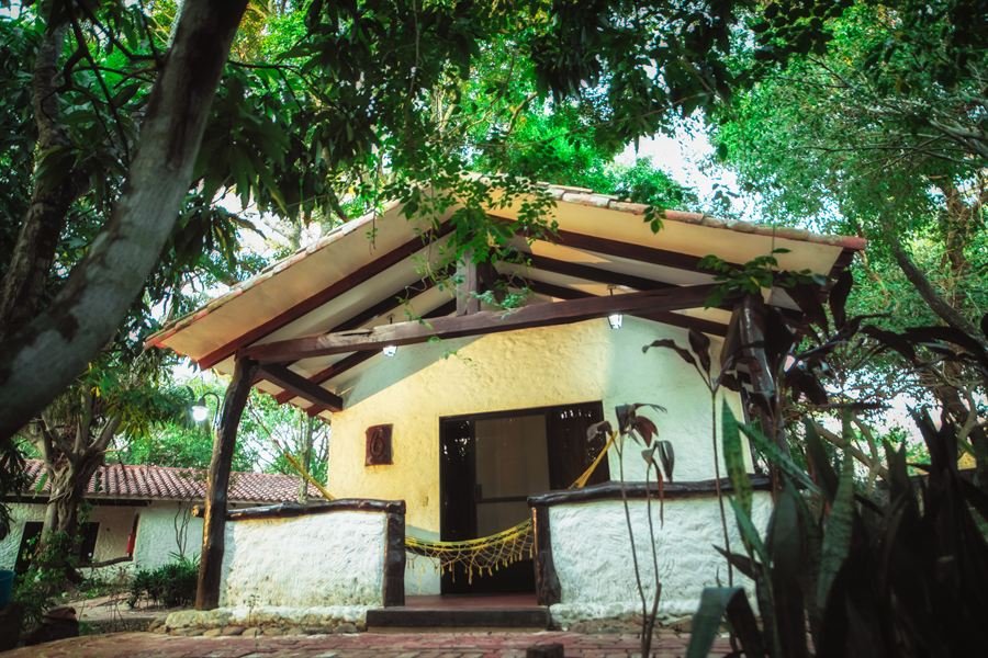 Exterior de la Cabaña Matrimonial entre los árboles