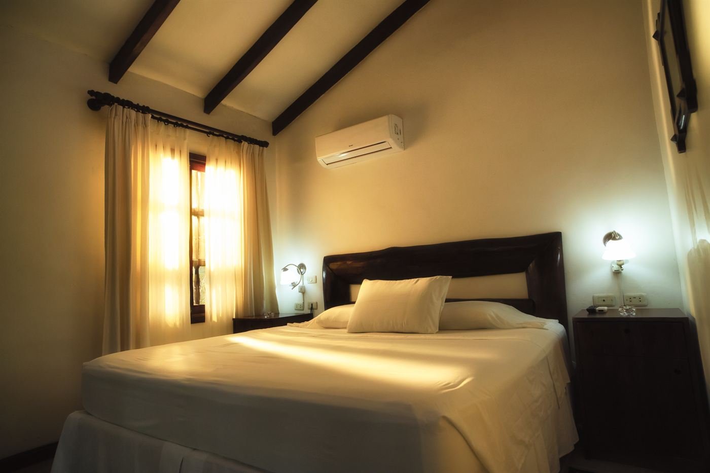 Cama king size de la Cabaña Matrimonial de Güembé